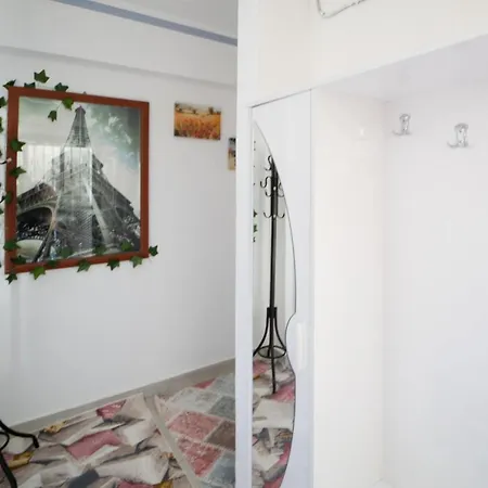 아파트 Fully Furnished Flat With Garden In 페티예