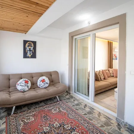 아파트 Fully Furnished Flat With Garden In *