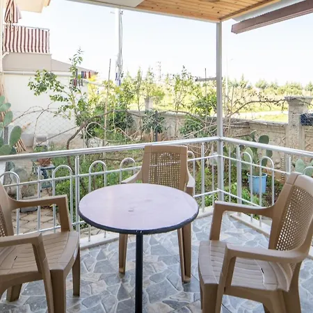 아파트 Fully Furnished Flat With Garden In 페티예