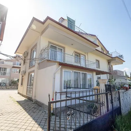 아파트 Fully Furnished Flat With Garden In
